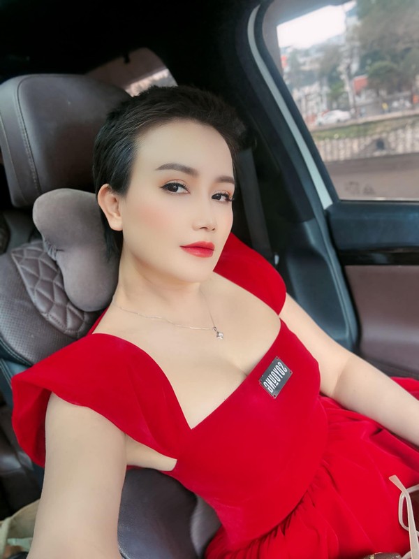 Bat ngo dien mao moi cua Dao Hoang Yen sau khi xuong toc-Hinh-2