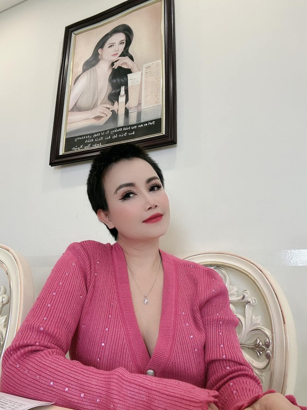 Bat ngo dien mao moi cua Dao Hoang Yen sau khi xuong toc-Hinh-8