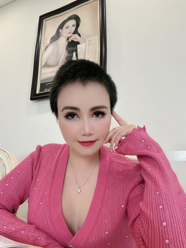 Bat ngo dien mao moi cua Dao Hoang Yen sau khi xuong toc-Hinh-9