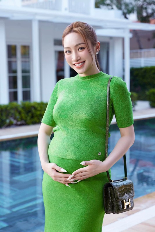 Vo Chi Bao shows off her beautiful face while wearing a two-piece coat-Picture-8
