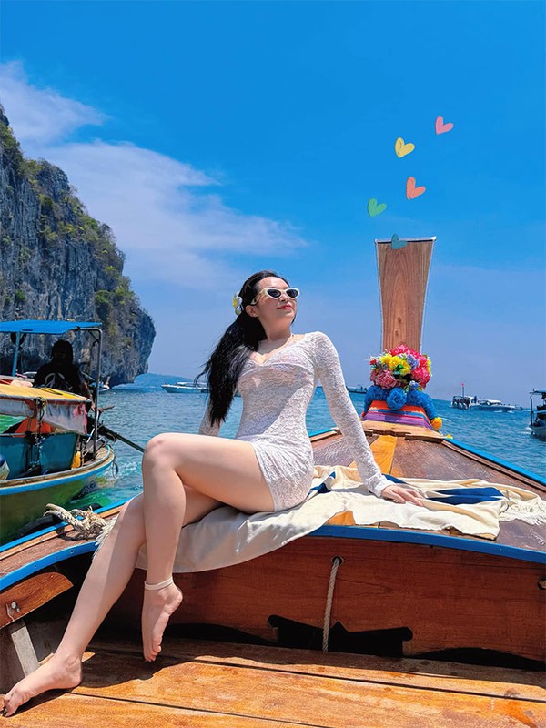 Actress Kim Oanh shows off her 