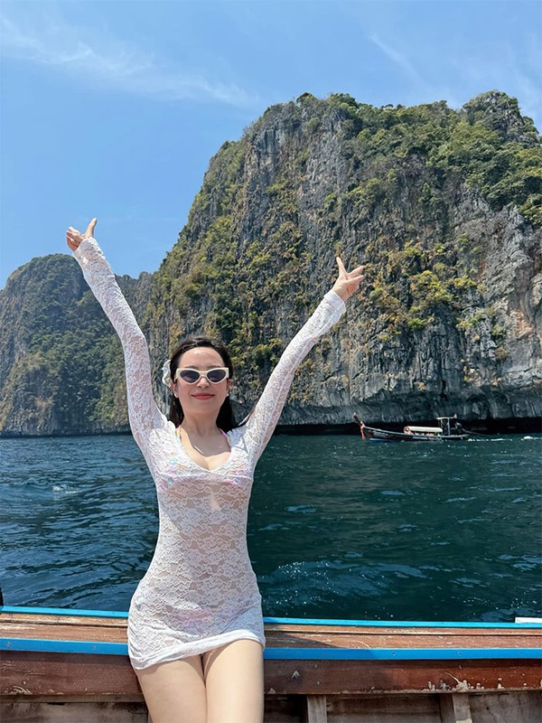 Actress Kim Oanh shows off her 