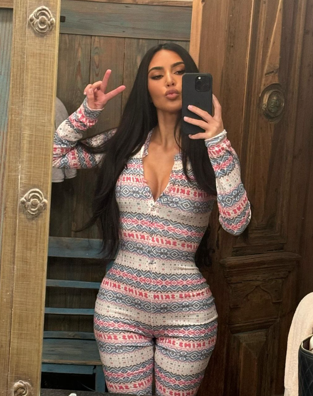 Kim Kardashian gay sot voi vong eo sieu be, voc dang nong bong-Hinh-5