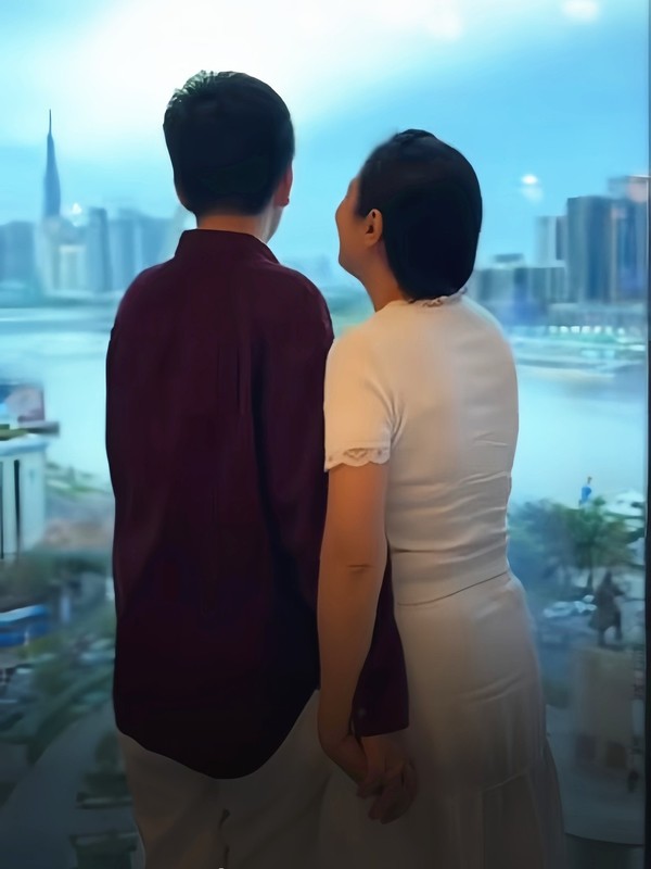 Viet Trinh gay tranh cai khi om, hon con trai 15 tuoi-Hinh-2