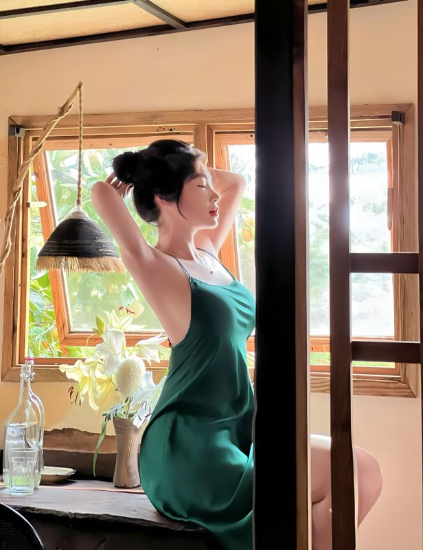 View - 	Elly Trần gây ấn tượng khi mặc gợi cảm trong phòng bếp