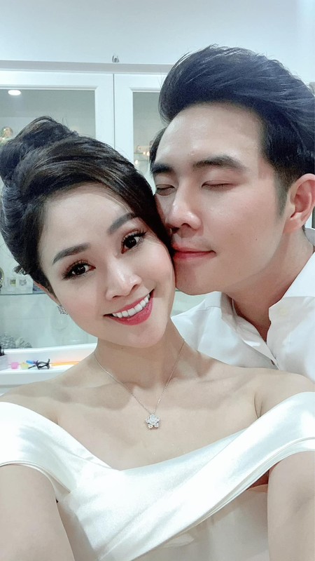 View - 	Hôn nhân của MC Thùy Linh VTV và chồng diễn viên kém tuổi