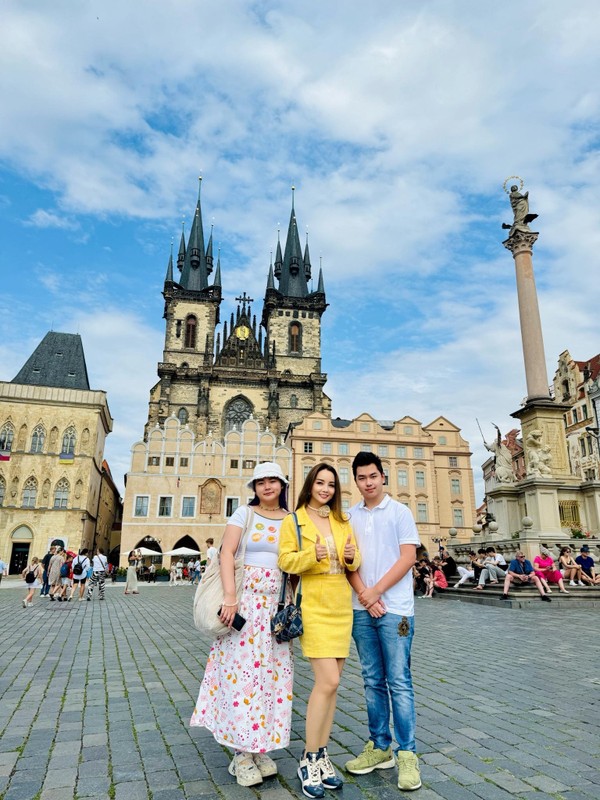 Tien Luat shows off his office style, Ky Duyen wears a tight-fitting dress-Picture-6