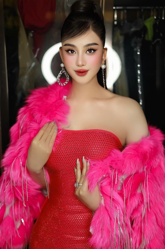 Lam Khanh Chi wears orange dress, showing off her youthful hot body - Photo 11