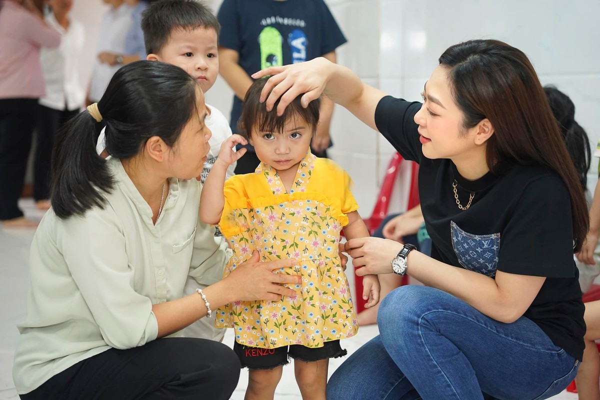 Beautiful Mai Ngoc plays golf, handsome Duc Phuc wins the hearts of female fans-Picture-9