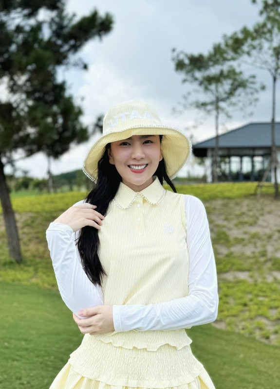 Mai Ngoc xinh dep choi golf, Duc Phuc dien trai lay long fans girl