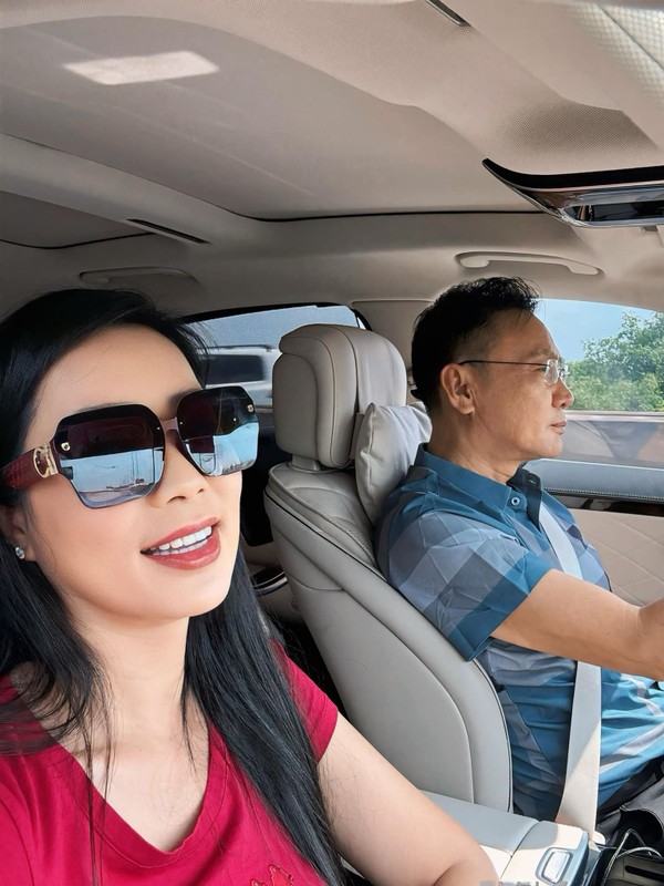 Thuy Ngan is taking a photo to greet the new month, Cong Ly's wife shows off her beautiful appearance - Photo - 10