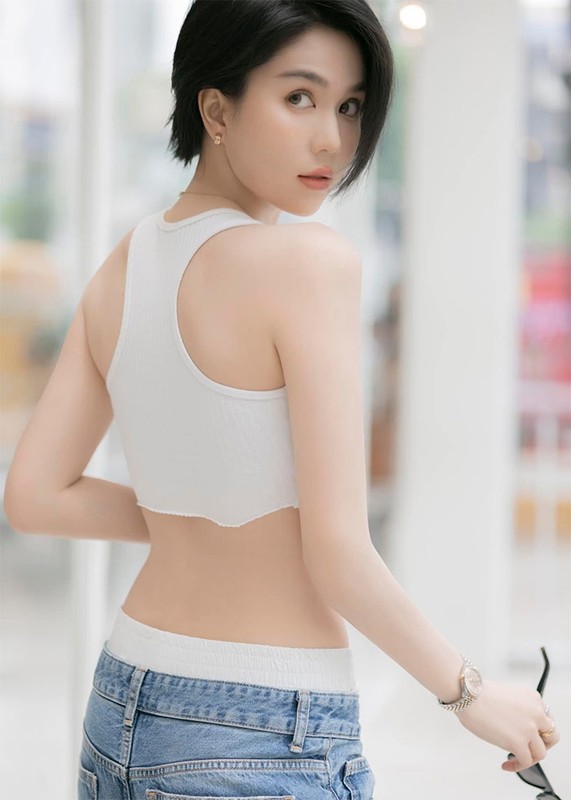 Ngoc Trinh shows off her 56cm waist and slim body-Picture-3