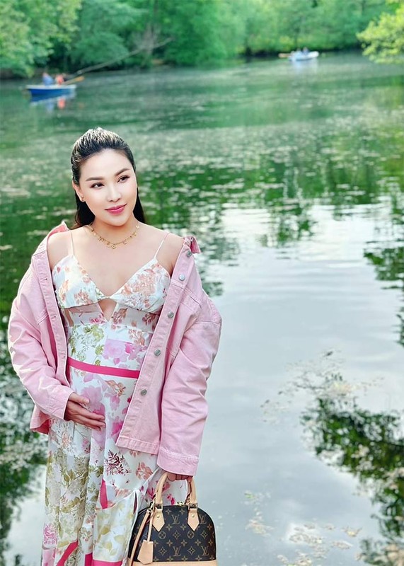 Model Quynh Thu shows off her pregnant belly as she approaches her due date - Photo 6