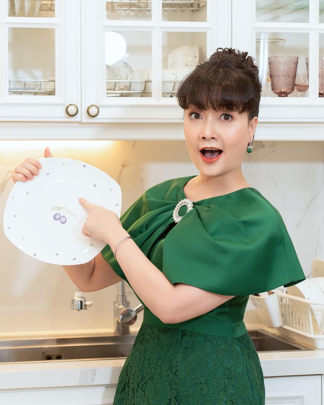 Vo Chi Bao shows off her second pregnancy, Phanh Lee relaxes in Photo-Picture-5