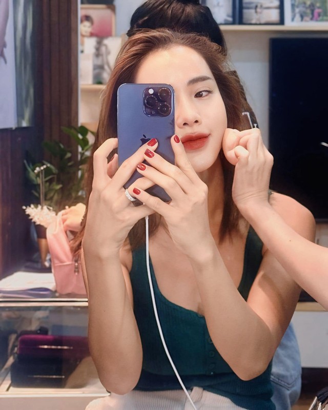 Ngoc Quyen shows off her bold makeup, Huong Giang wears a sexy dress-Picture-7