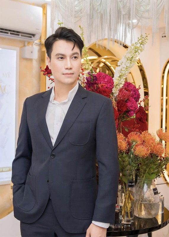 Viet Anh looks ten years younger after 5 years of cosmetic surgery - Image 3