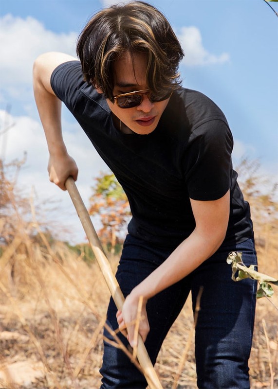 Portrait of male singer supporting 1 billion people in storm-hit area-Picture-6