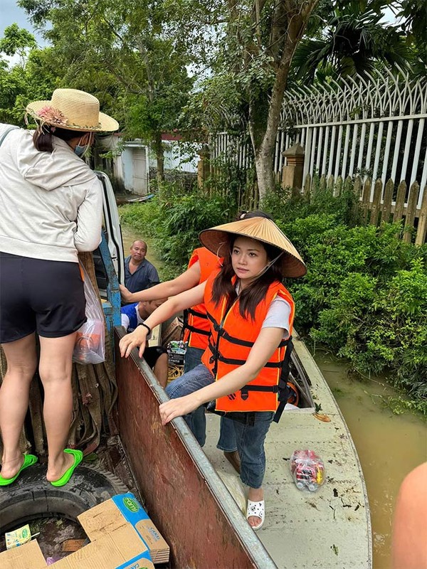 View - 	Chân dung nữ diễn viên nổi tiếng đến tâm lũ hỗ trợ người dân 