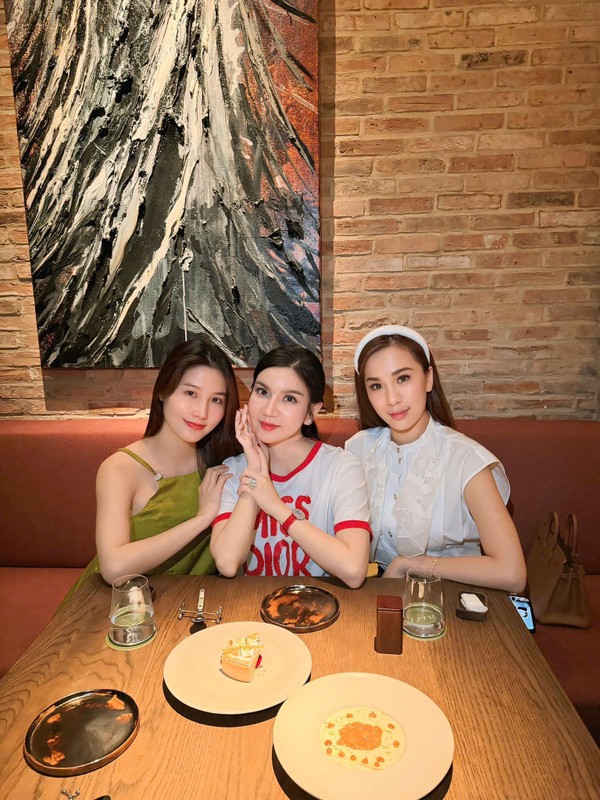 People's Artist Lan Huong is busy with her studies, Khanh Thi and her husband celebrate their 1-year-old daughter - Photo 9