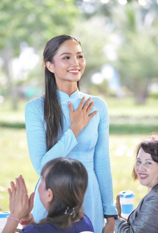 Ho Ngoc Ha dien hang hieu dao pho, H'hen Nie mac ao dai-Hinh-2