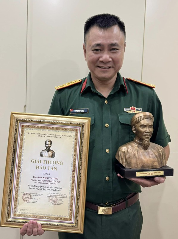 Tien Luat is in a photo with his father, Truong Giang is holding his son's hand-Picture 7