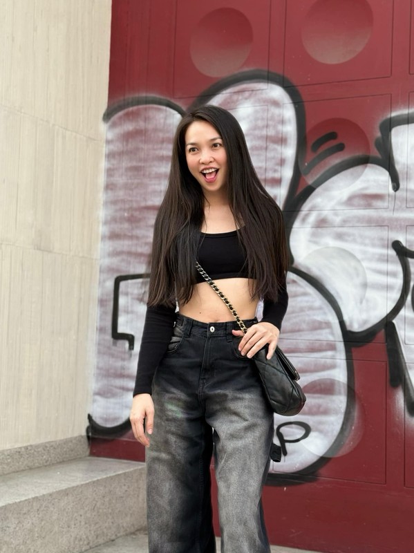 Hien Thuc “hack tuoi” voi crop top, khoe vong eo con kien-Hinh-2