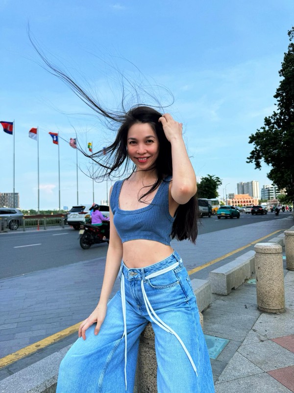 Hien Thuc “hack tuoi” voi crop top, khoe vong eo con kien-Hinh-6