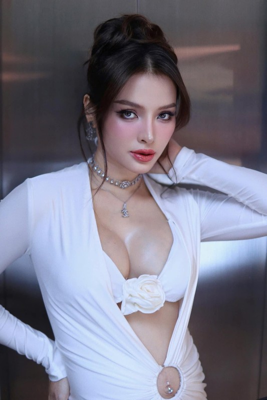 Phuong Trinh Jolie dien vay cat xe, Kha Ngan khoe lung tran quyen ru