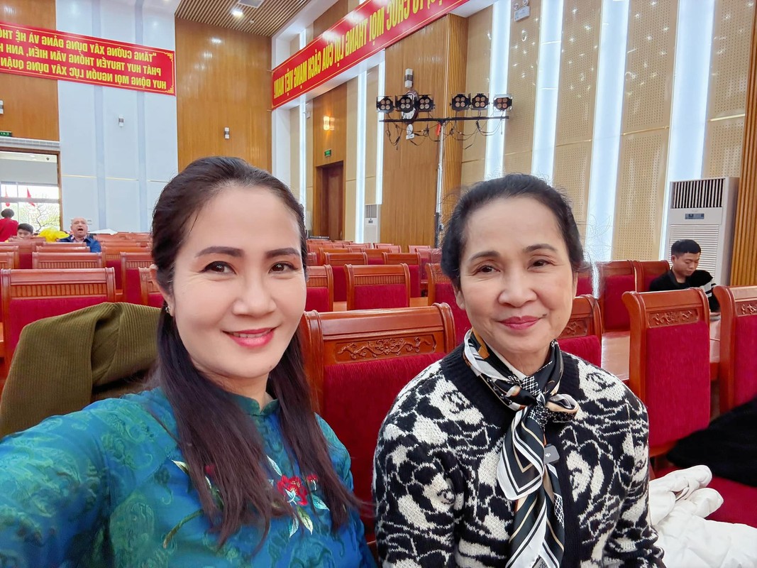 Huong Giang don tuoi moi o Ao, Hoang Oanh bat ngo hoa nam tinh-Hinh-9