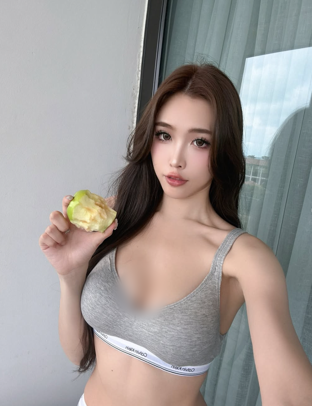 My nhan Malaysia mac khoet ho lung tao bao khi di sieu thi-Hinh-2