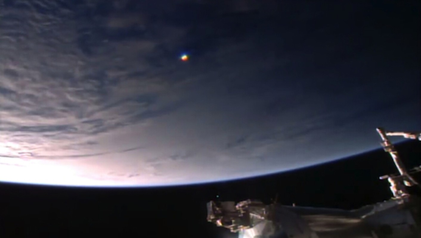 Vat the giong UFO cau vong luon lo quanh Tram vu tru ISS-Hinh-3