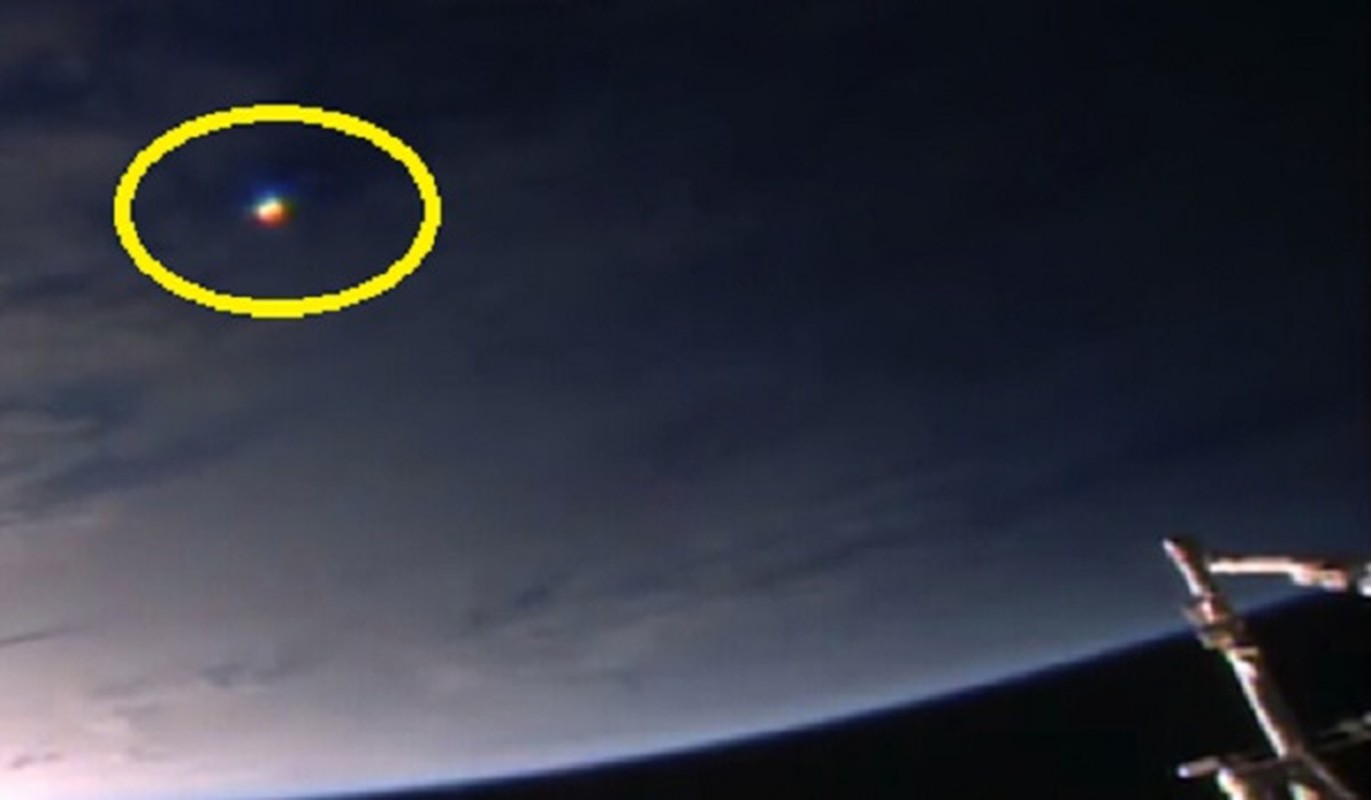 Vat the giong UFO cau vong luon lo quanh Tram vu tru ISS-Hinh-4