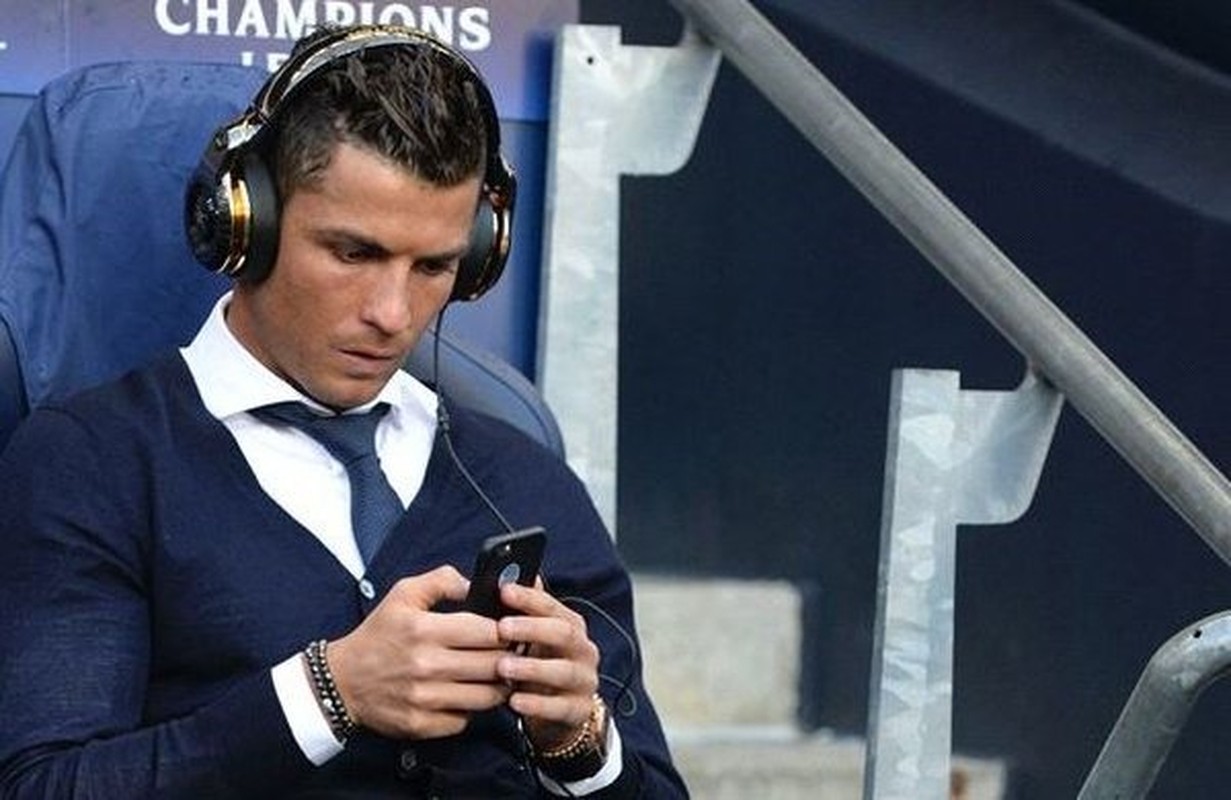 Cristiano Ronaldo cach ly vi Covid-19, muon MXH gui “tam thu” den fan