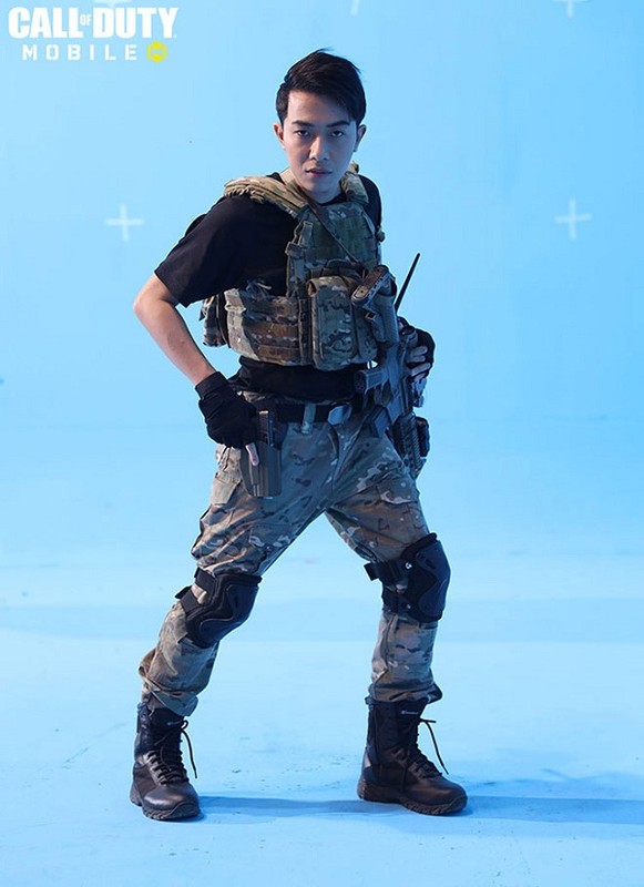 Cris Phan va vo hot girl “cuc ngau'' cosplay chien binh Call of Duty Mobile VN