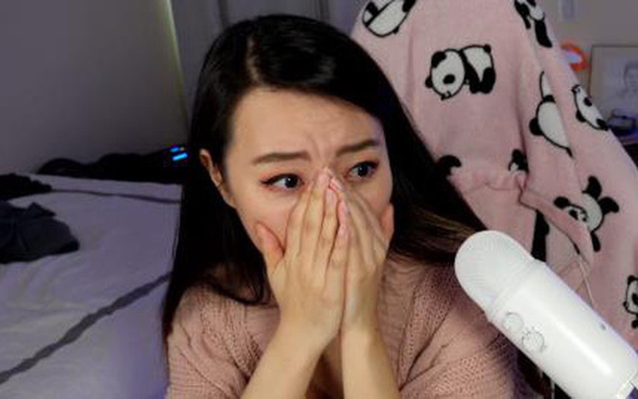 Nu streamer khoc ngay tren song truc tiep vi hanh dong cua fan-Hinh-6