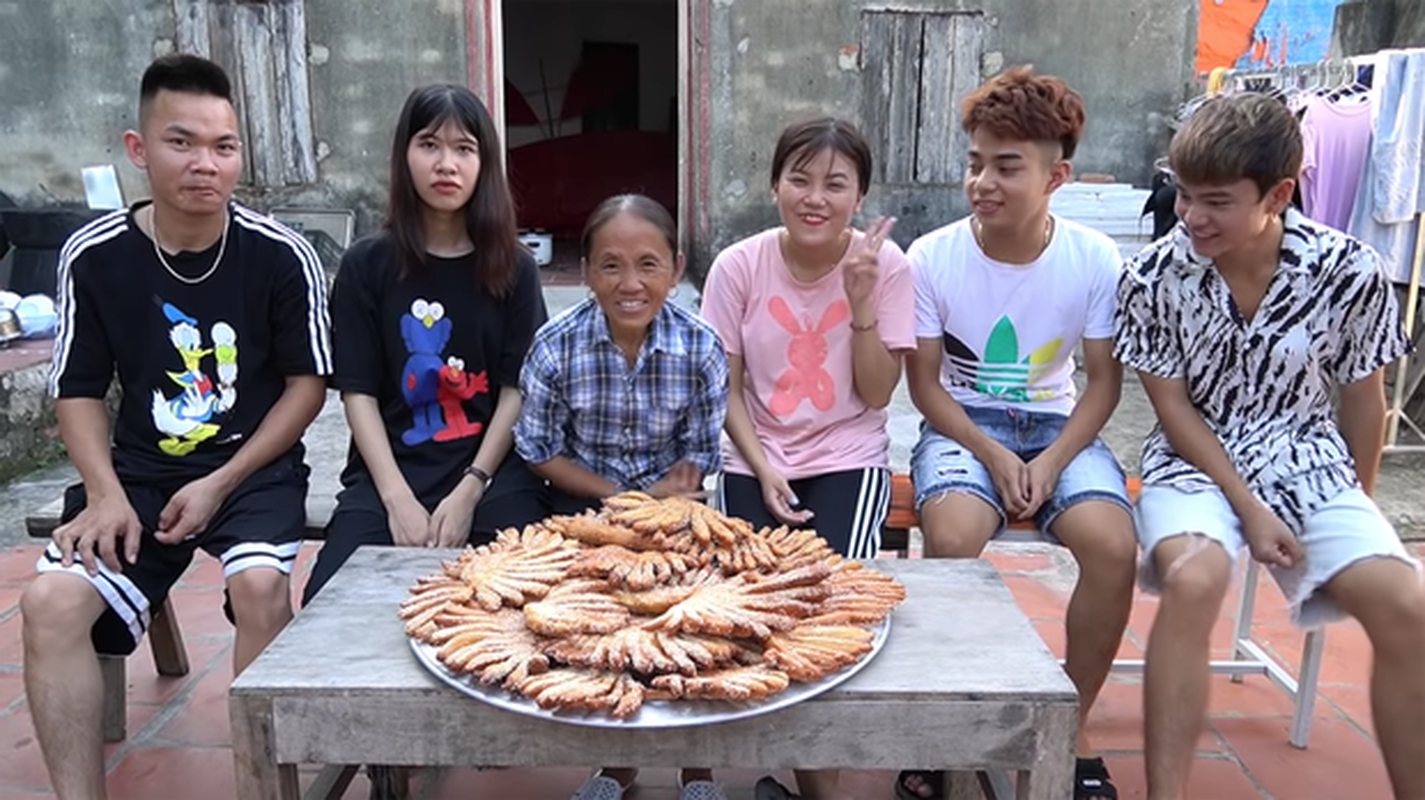 Chuyen ba Tan Vlog chia do an cho 