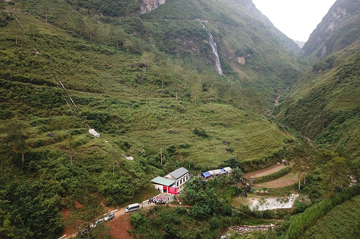 Chiec may bom doc dao khong dung dien van dua nuoc toi vung cao-Hinh-5