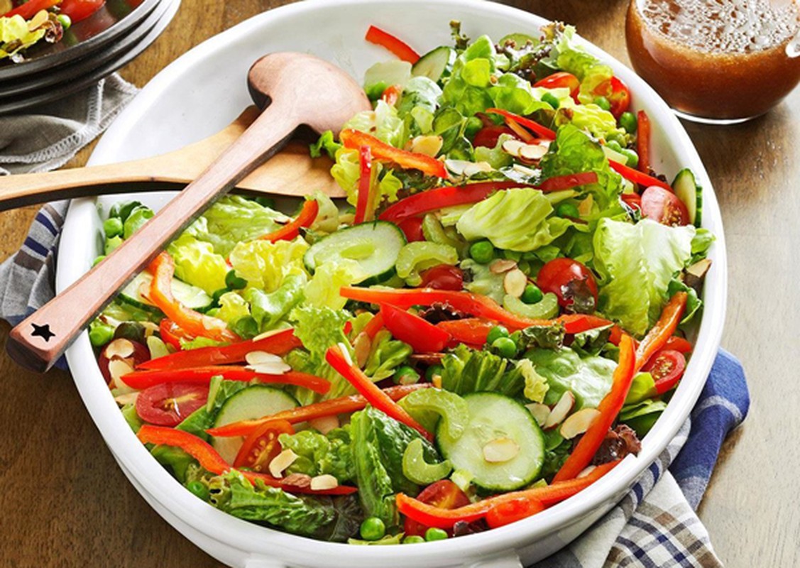 8 sai lam khi an salad khien ban khong bao gio giam can