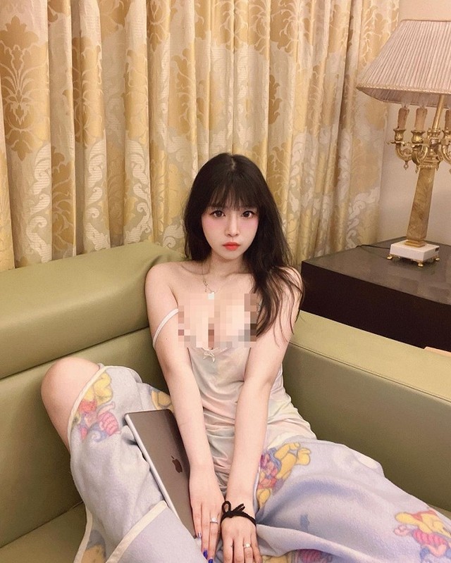 Day hoc online, co giao gay soc vi gu thoi trang qua doi sexy-Hinh-2