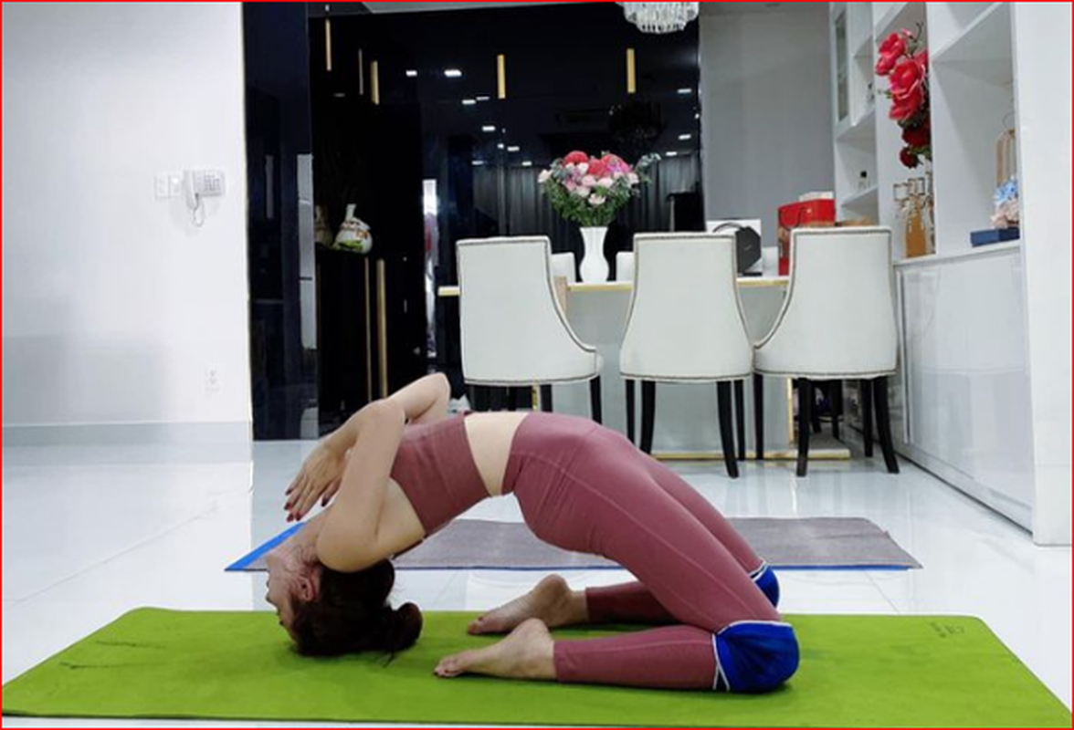 My nhan Viet “sieu vong 3” dien do boi tap yoga: Tuong dep hoa sai!-Hinh-13