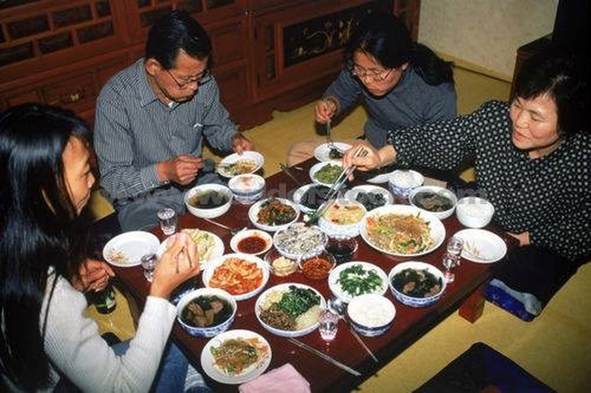 Thoi quen ngoi khoanh chan khi an com khong ngo nhieu loi ich toi vay-Hinh-5