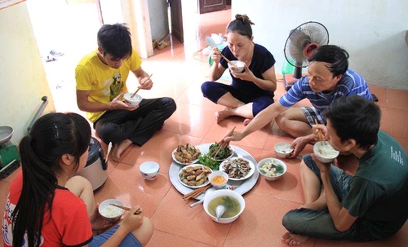 Thoi quen ngoi khoanh chan khi an com khong ngo nhieu loi ich toi vay