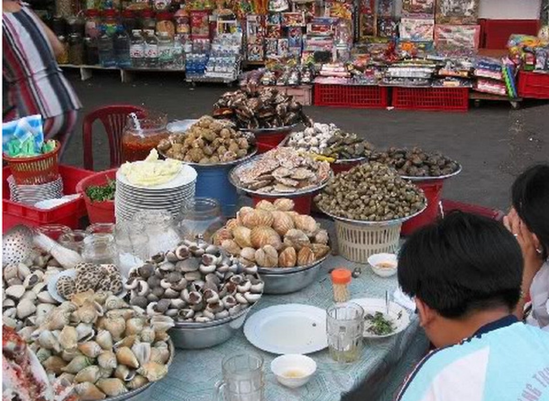 Nghi le la ca hang quan via he, rut ngan duong den benh vien-Hinh-5