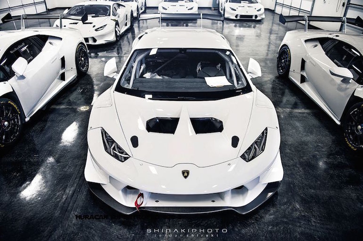 “Sam soi” Lamborghini Huracan Super Trofeo “trang khong ti vet“