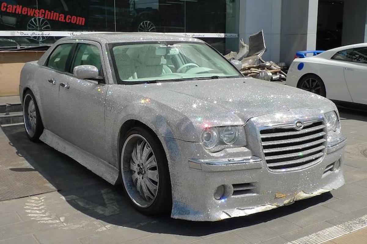 “Dau mat” voi Chrysler 300C dat tram ngan vien pha le “fake”