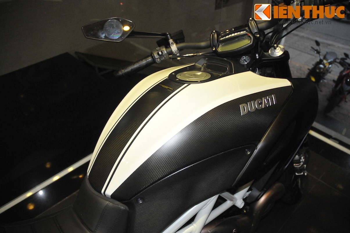 Can canh Ducati Diavel Carbon “trang khong ti vet” tai Ha Noi-Hinh-6