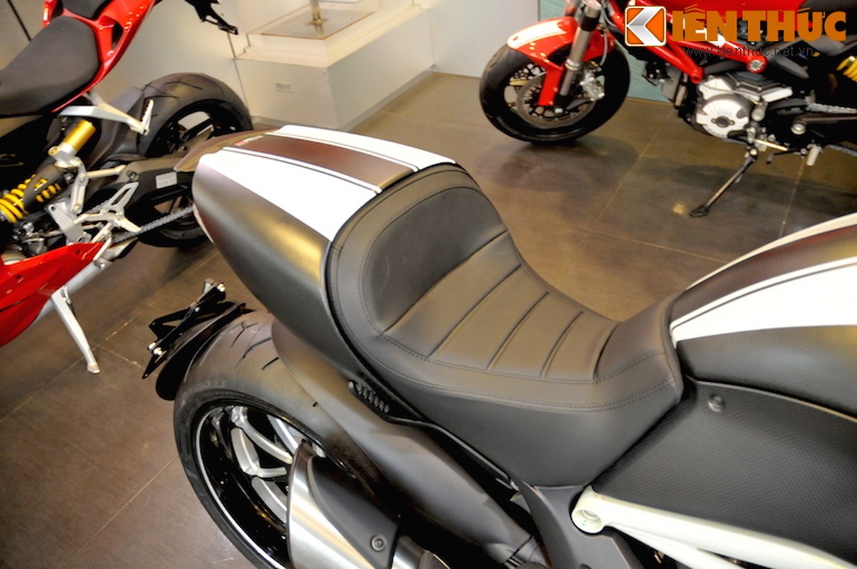Can canh Ducati Diavel Carbon “trang khong ti vet” tai Ha Noi-Hinh-9