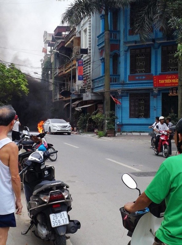 Xe hop Hyundai Sonata chay bung bung tren pho Ha Noi-Hinh-5