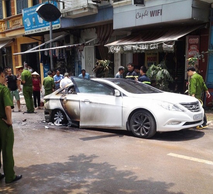 Xe hop Hyundai Sonata chay bung bung tren pho Ha Noi-Hinh-9