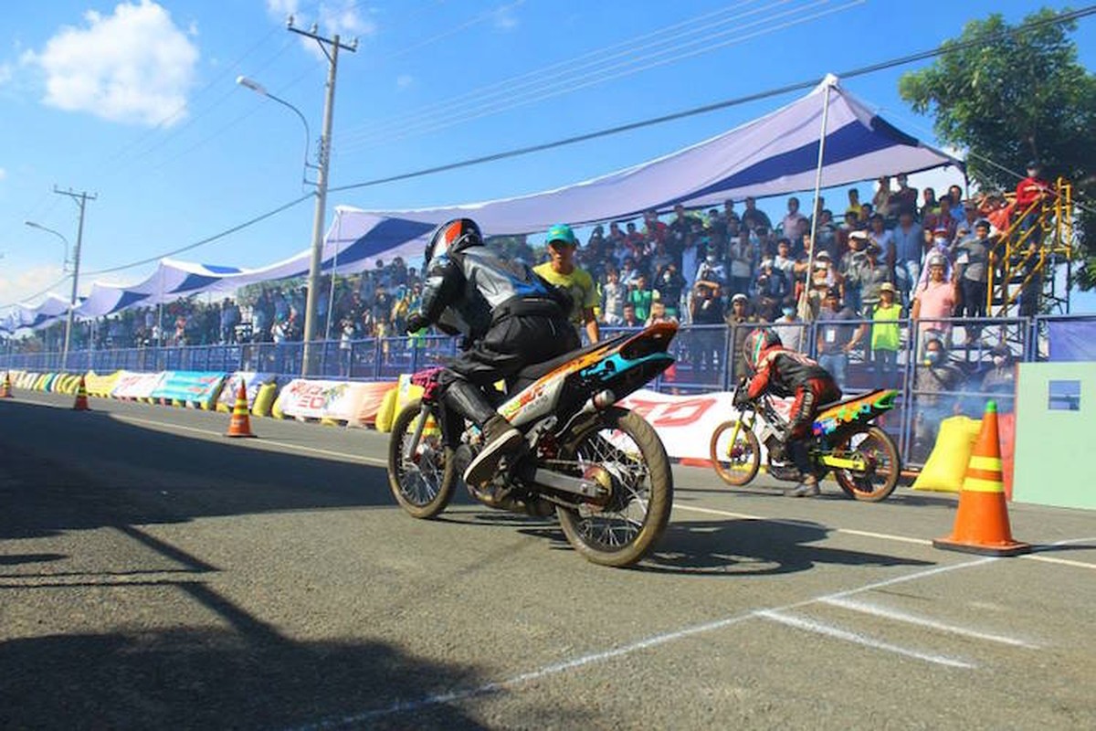 Xem moto Pkn dua “toc do” tai giai Drag 400m o Long An